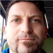 Profesor de música imparte clases de guitarra