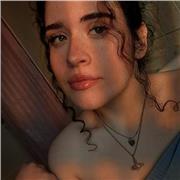 studentessa neodiplomata impartisce lezioni di italiano per studenti di elementari e medie