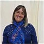 Profesor de inglés imparte clases a niños y adultos