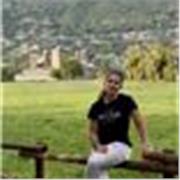 Diplomata Liceo linguistico e laureata in Economia e in Management delle organizzazioni pubbliche.