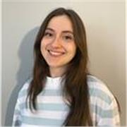 Profesora de inglés y de español para extranjeros con grado en Traducción e Interpretación y Máster de Interpretación.