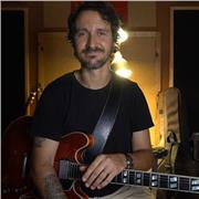 Insegnante di chitarra pop, rock, jazz, blues, r&b, fusion, produzione musicale, professionista da oltre 15 anni, offresi come insegnante