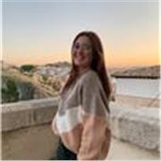 Profesora de inglés alegre para ayudar a cualquier persona a aprender el idioma y ayudar con las tareas