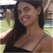 Profesora imparte clases online de apoyo