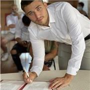 Jeune étudiant passionné par l’apprentissage et transmettre les connaissances aux futurs étudiants