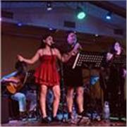 Clases personalizadas de canto, solfeo y teoría musical para todos los niveles. Mejora tu técnica vocal, afinación y comprensión m