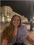Studentessa universitaria impartisce ripetizioni a studenti di istituti superiori