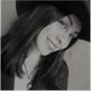 Profesora de apoyo en inglés, dedicada a potenciar habilidades académicas y brindar acompañamiento emocional