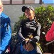 profesora de fútbol para niños/as de diferentes edades