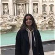 Studentessa di economia che ha frequentato liceo scientifico