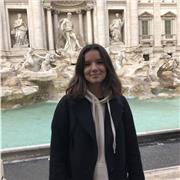 Studentessa di economia che ha frequentato liceo scientifico