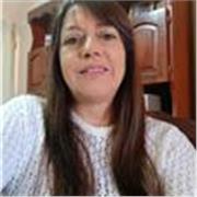 Docente imparte clases de lengua a niños entre 6 y 11 años