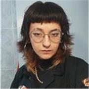 Profesora en artes apta para cualquier edad y necesidad.