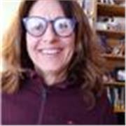 Profesora imparte clases a adolescentes y adultos