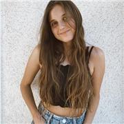 Hago clases de arte para niños y niñas. Disciplina la cual los ayudará a plasmar lo imaginativo sobre papel (o el materia que sea). El arte no sólo como materia, si no también como terapia que canaliza sentimientos, comportamientos, etc. Los materiales so