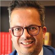 Laureato in giurisprudenza con esperienza ventennale impartisce lezioni di diritto