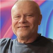 Persona con gran experiencia en diversas áreas de la empresa para alumnos que se inician en el conocimiento empresarial