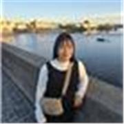 Profesora de inglés imparte clases de reforzamiento a niños de todas las edades