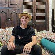 Profesor de matemáticas imparte clases a estudiantes de primaria y/o bachillerato