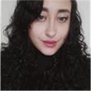 Profesora de español da clases a todas las edades