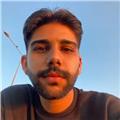 İngilizceyi hayatın içerisine entegre ederek öğretmeyi amaçlıyorum ve ezberden ziyade pratiğe dayalı bir eğitim vaat ediyorum.