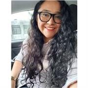 La profesora de matematicas da clases a niños de primaria secundaria y preparatoria