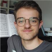 Giovane pianista dà lezioni di pianoforte, teoria e storia della musica