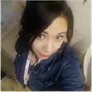 Auxiliar de enfermería imparte ayuda para tarea básica de niños pequeños