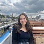 Schülerin mit sehr guten Noten im Fach Englisch, gibt gerne ihr Wissen an Kinder von der dritten bis zur zehnten Klasse weiter