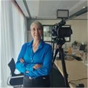 Experta en humanidades -Licenciada en Periodismo y profesora ELE