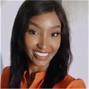 English Tutor Helping Students Learn Easily and Confidently