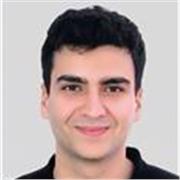 Geduldiger und kreativer Student hilft dir, deine Sprachkenntnisse effektiv zu verbessern