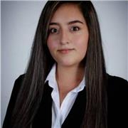 profesora de matematicas, español, sociales y filosofia, imparte clases a niños y niñas en todas las edades