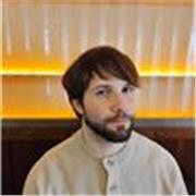 Hablante nativo de español con experiencia real enseñando a refugiados con nociones de ruso, inglés y francés.