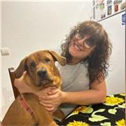 Soy una profesora paciente a la que le gusta enseñar a niños y adolescentes 