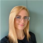 Biotecnologa, divulgatrice scientifica, con ottima conoscenza della lingua inglese