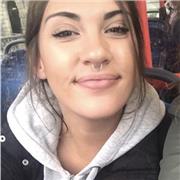 Profesora imparte clases de apoyo a primaria