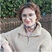 Madre, laureata, offre corsi di inglese e russo per la scuola primaria, la scuola media e per adulti