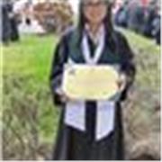 Profesora de matemática que imparte clase a estudiantes de nivel primaria