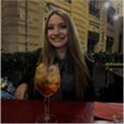 Studentessa universitaria con esperienza in lezioni online di lingua