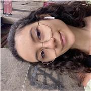 Ragazza che da ripetizioni/aiuto per matematica, italiano, inglese, storia, scienze (chimica, biologia, scienze della terra)