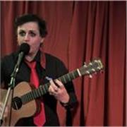 Chris one man band: guitare, banjo, harmonica, ukulélé , cavaco  etc..