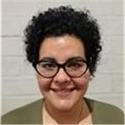 Profesora en biología comparte sus conocimientos a todos los alumnos y alumnas que necesitan