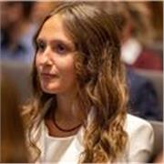 Studentessa universitaria impartisce lezioni di matematica per studenti delle elementari e medie