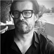 Profesor licenciado en economía y 20 años de experiencia profesional, da clases de finanzas