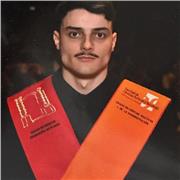 Soy un licenciado en Derecho y CCPP, apasionado de la Historia y las artes.