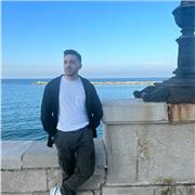 Diplomato al liceo Scientifico col massimo dei voti ed in possesso della certificazione linguistica impartisce lezioni private di inglese, italiano, Latino, storia, filosofia, storia dell’arte e geografia