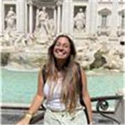 Laureata in lettere moderne impartisce lezioni di letteratura italiana, grammatica e latino per studenti di scuole medie e licei