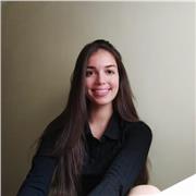 Profesora de repaso y apoyo escolar que da clase a niños de todas las edades