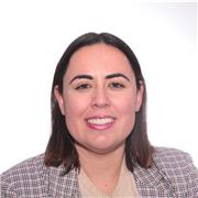 Profesora de inglés da clases a niños de primaria